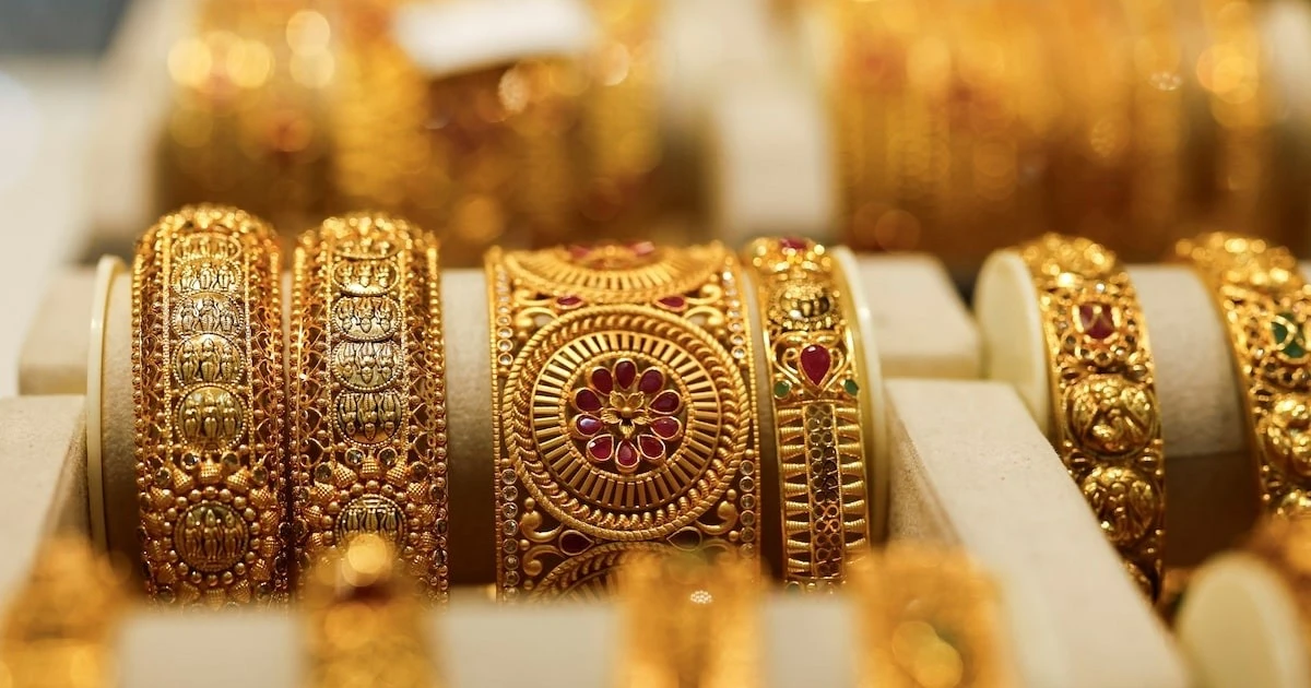 Giá vàng thế giới lao dốc rất mạnh, dầu mỏ vọt tăng