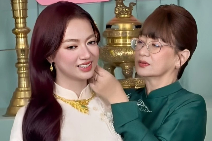Xuân Nghi đeo vàng trĩu cổ