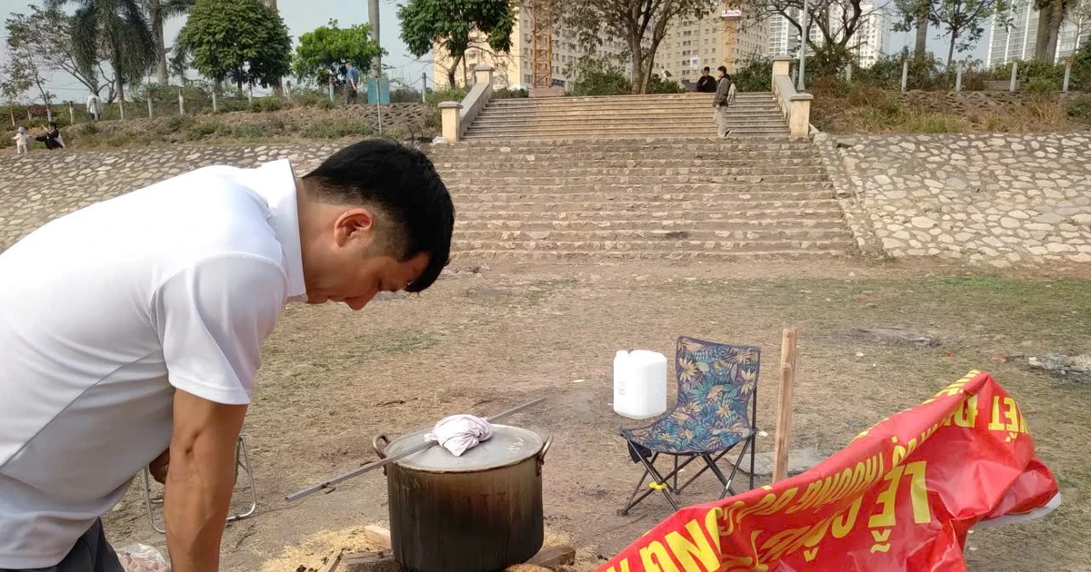 Hà Nội: Người dân nhóm lửa nấu bánh chưng giữa lòng hồ