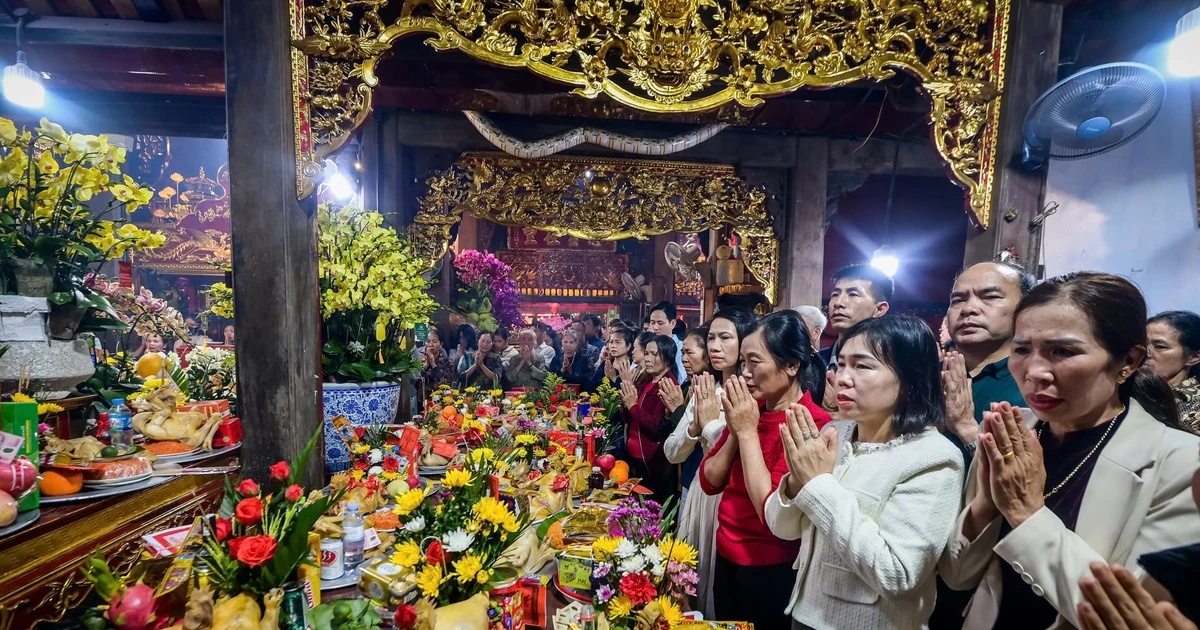 Người dân nườm nượp đến Phủ Tiên Hương cầu lộc