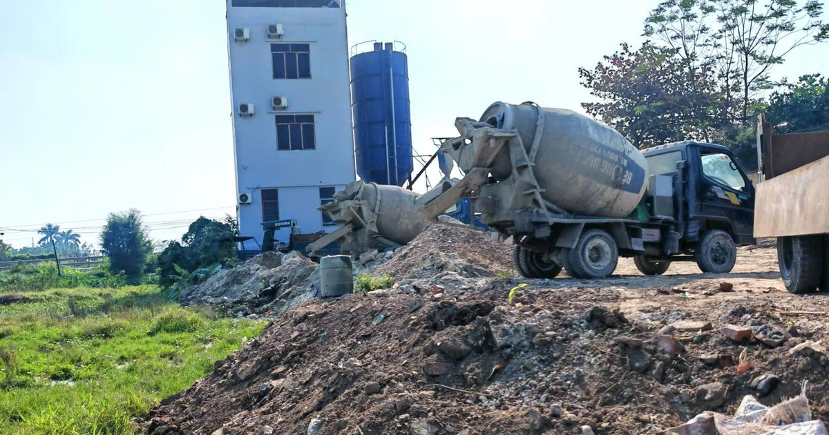 Khởi tố chủ trạm trộn bê tông đổ trộm 150 tấn chất thải xuống ruộng