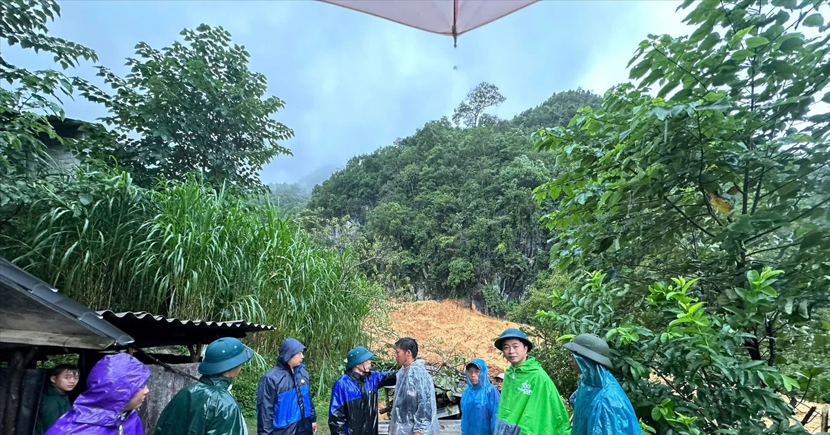 Tuyên Quang: Sạt lở núi vùi lấp một gia đình; xe khách mắc kẹt giữa dòng nước cuồn cuộn