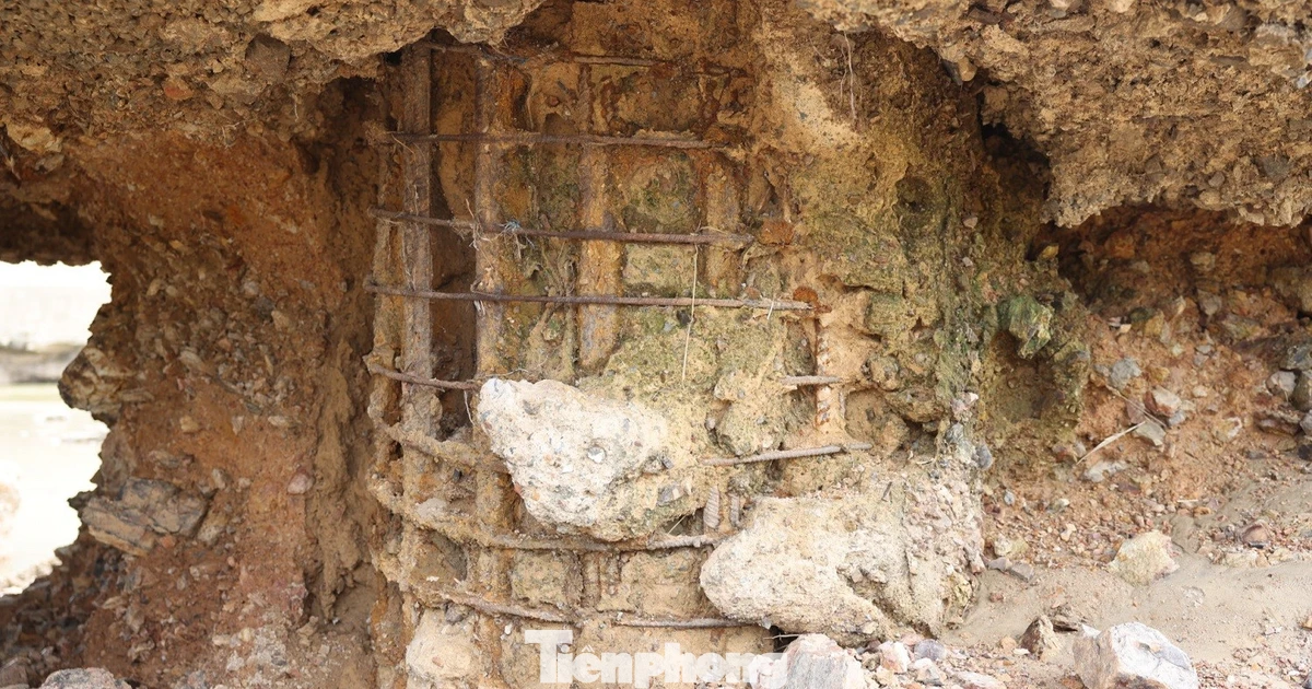 Tận thấy trụ cầu Sông Lô ở Phú Thọ bị khoét rỗng, trơ cốt thép hoen gỉ