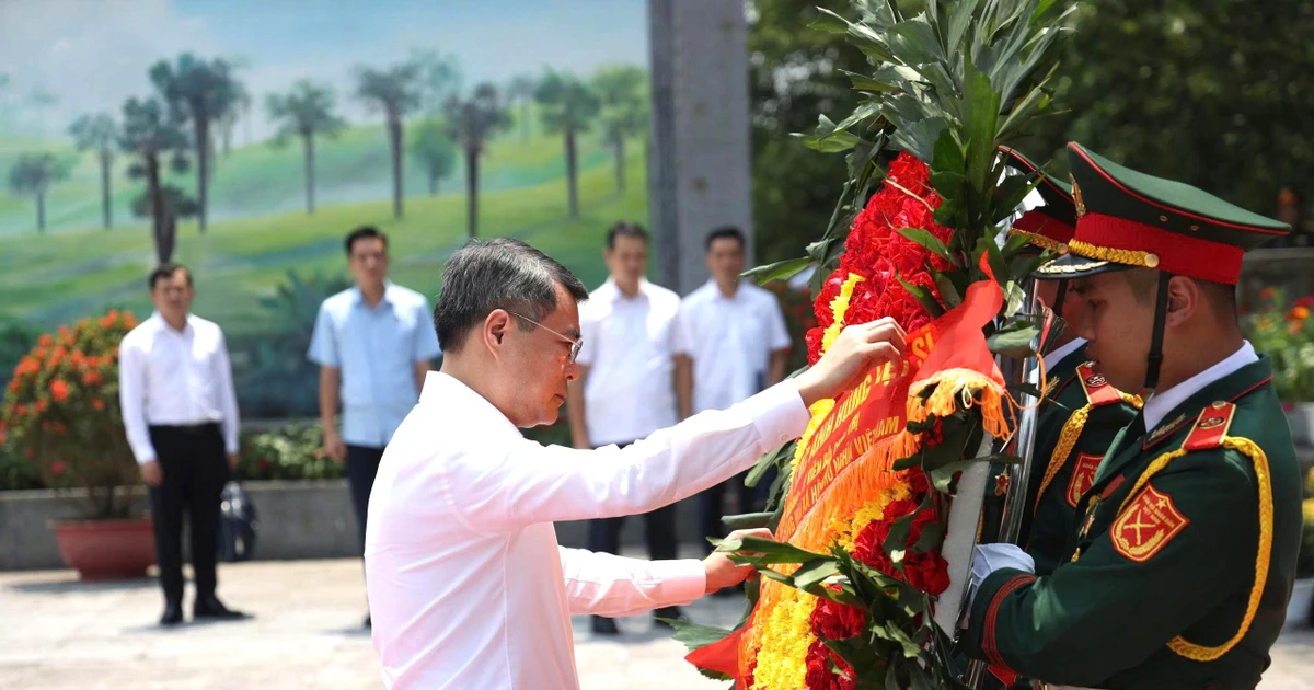 Thủ tướng dâng hương tưởng niệm Anh hùng liệt sĩ, tri ân Mẹ Việt Nam anh hùng tại Phú Thọ