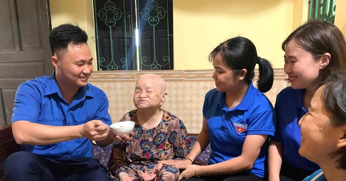 Bữa cơm tri ân ấm áp của tuổi trẻ Đất Tổ