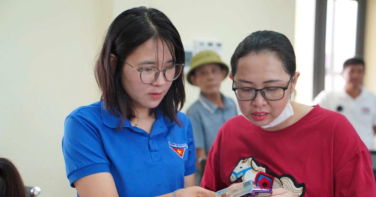 Thanh niên Đất Tổ làm 'gia sư công nghệ', hướng dẫn người dân sử dụng VNeID