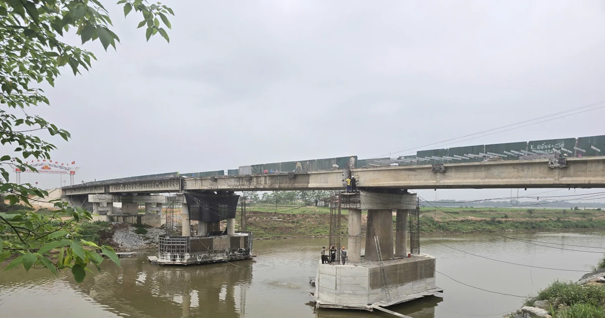 Một cây cầu nối tuyến huyết mạch ở Phú Thọ sửa chữa nhiều năm chưa xong