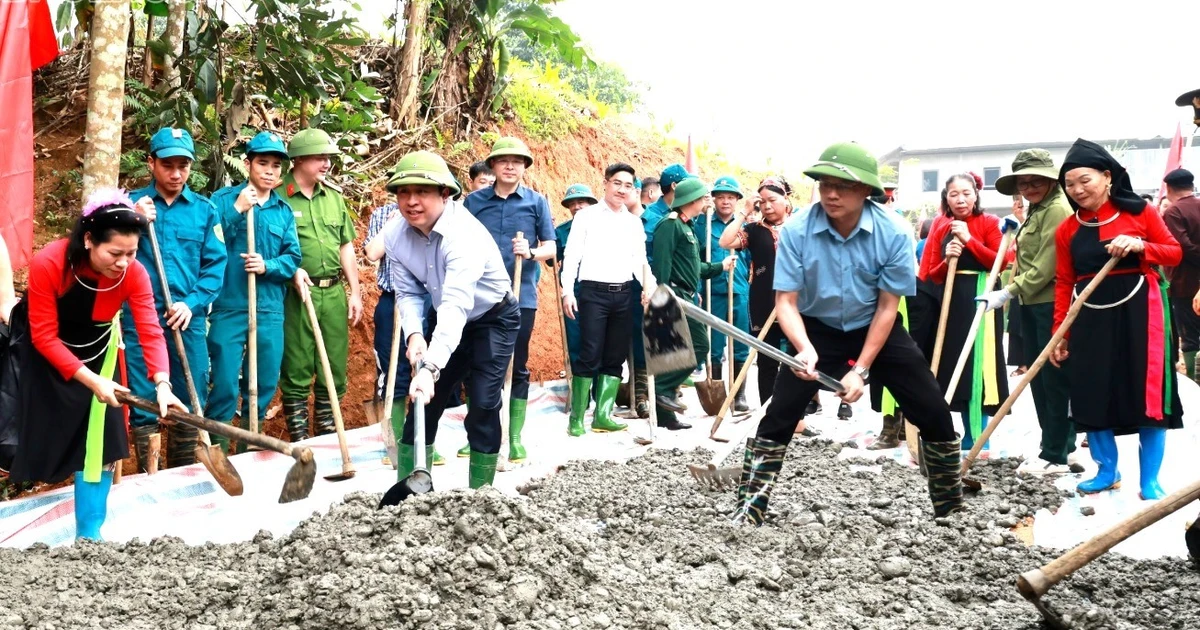 Bí thư, Chủ tịch Lào Cai cùng dân xúc vữa, làm đường bê tông nông thôn