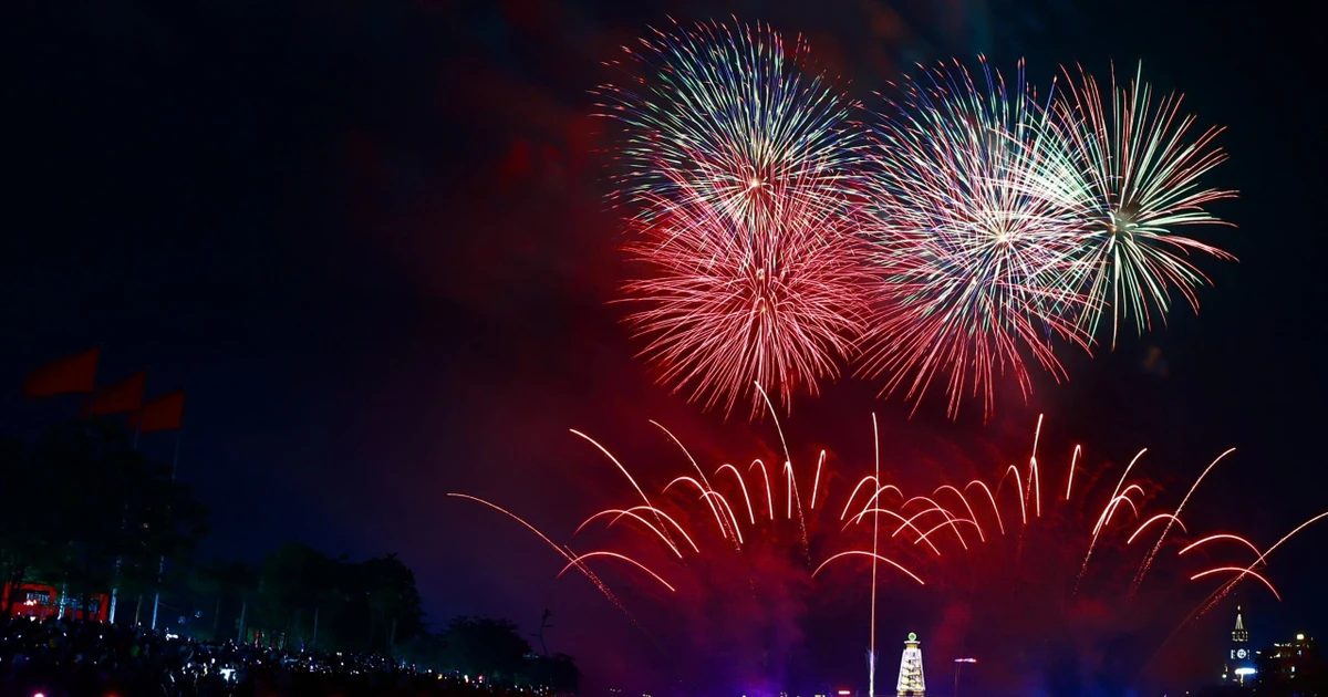 Pháo hoa tầm cao thắp sáng Lễ hội Đền Hùng