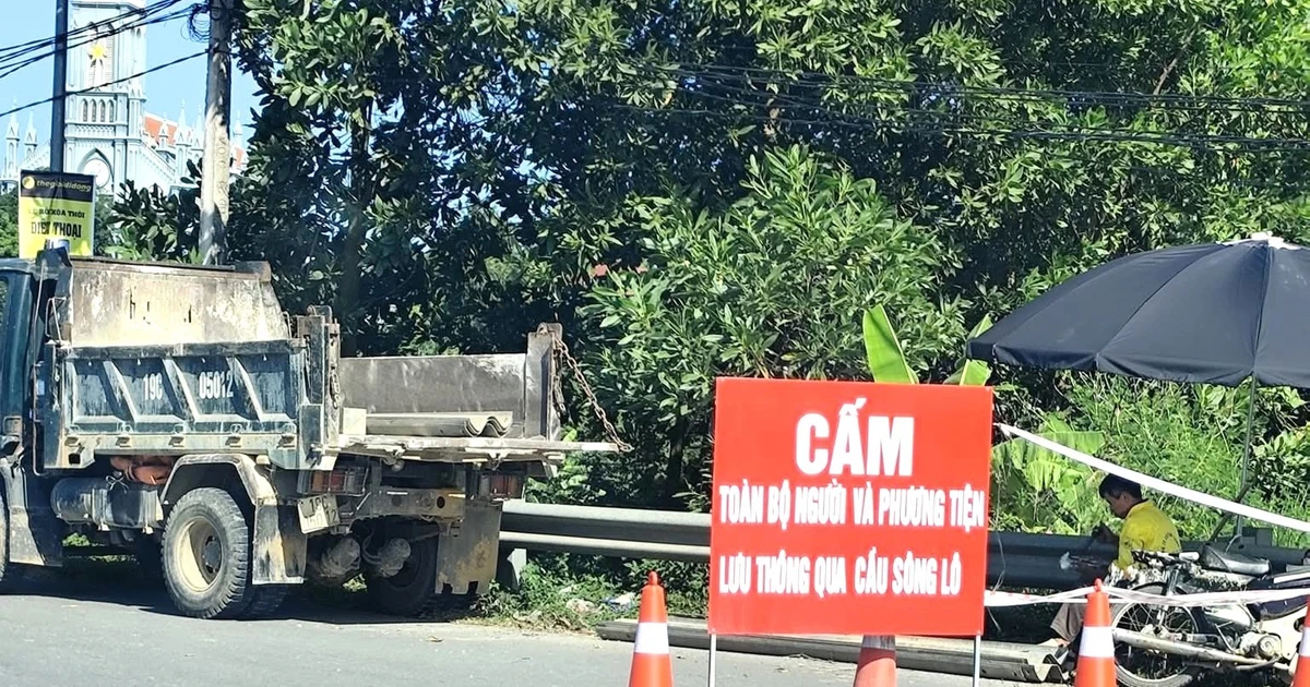 Phú Thọ tạm cấm các phương tiện qua cầu Sông Lô do trụ cầu gặp sự cố