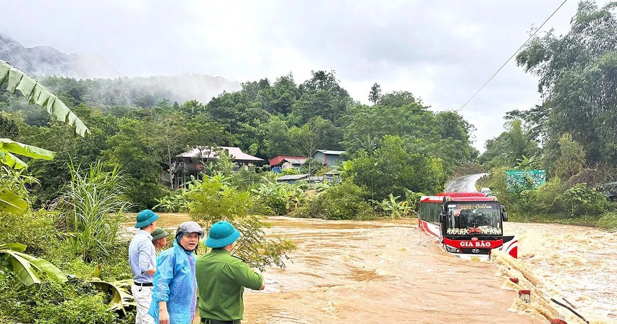 Tuyên Quang: Sạt lở núi vùi lấp một gia đình, xe khách mắc kẹt giữa dòng nước cuồn cuộn