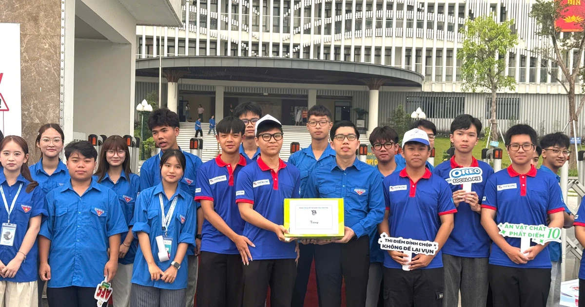 ‘Áo xanh’ Đất Tổ tiếp sức sĩ tử thi tốt nghiệp THPT