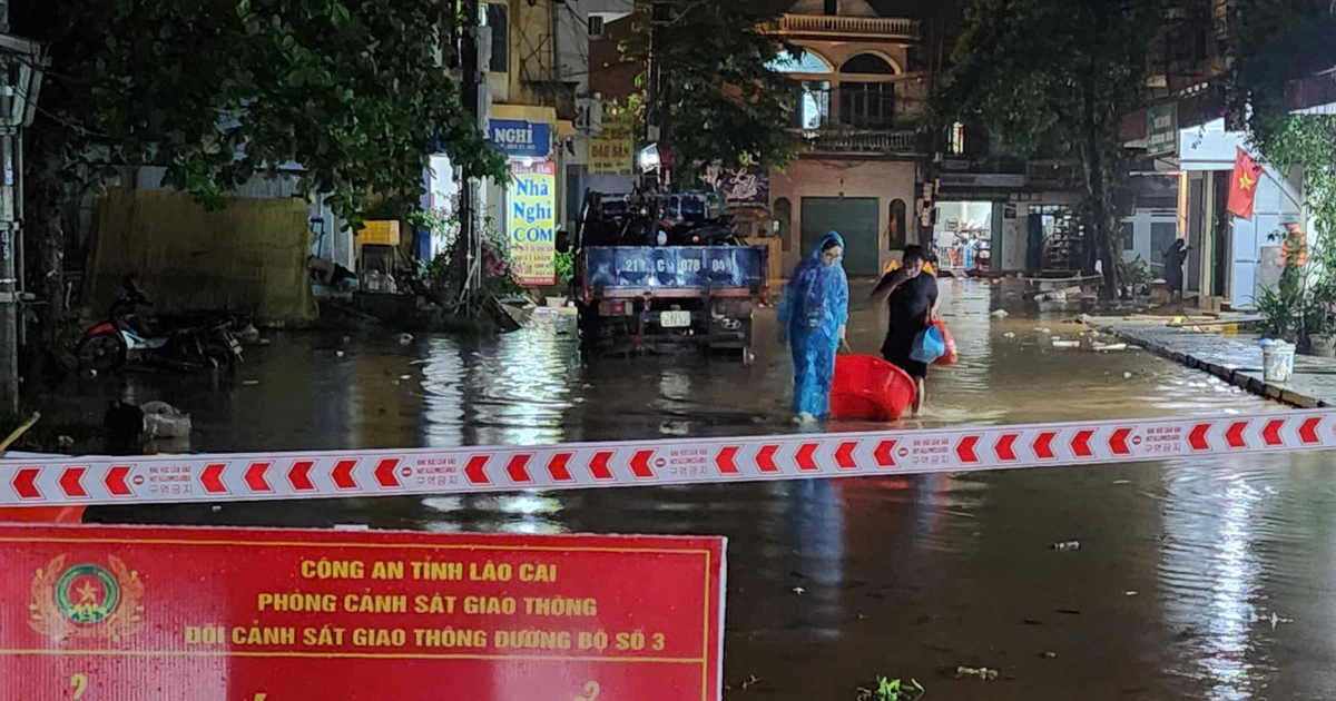 Nước sông Hồng dâng cao, người dân Lào Cai di dời khẩn cấp trong đêm