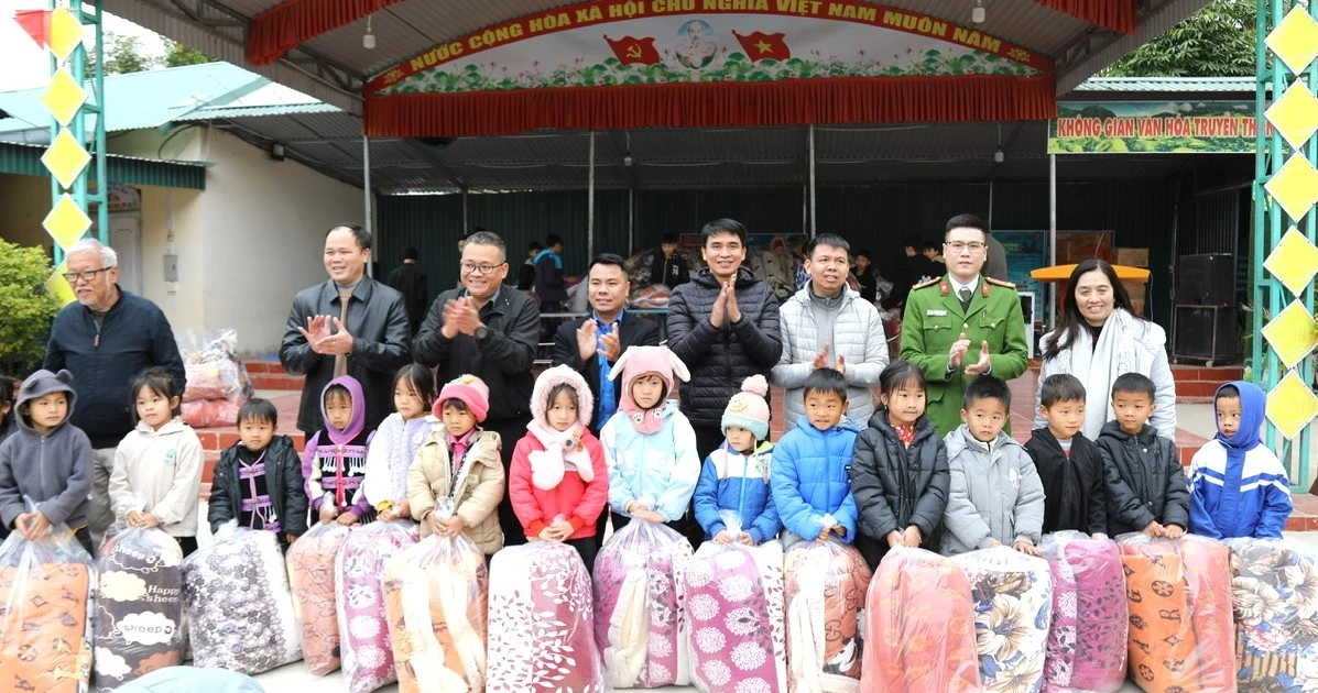 Mang chăn ấm, Tết sớm đến học sinh vùng cao Hoàng Su Phì