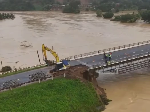Đắk Lắk: Cầu Giang Sơn sạt lở, xuất hiện hố 'tử thần' trên quốc lộ 1