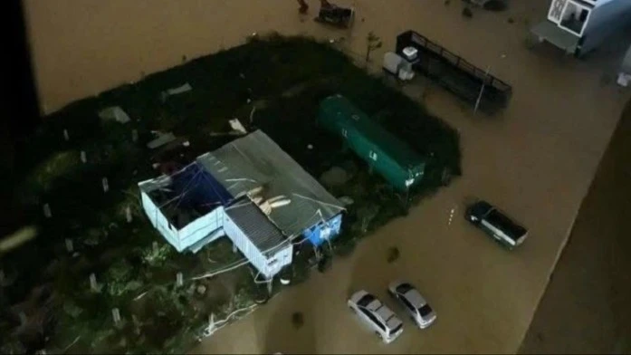 Lũ dâng gần 2m, trung tâm Gia Lai hỗn loạn