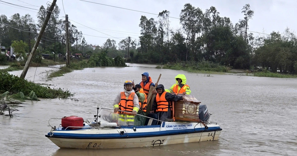 Cháu bé tử vong, Công an Đắk Lắk vượt lũ mang quan tài để gia đình lo hậu sự