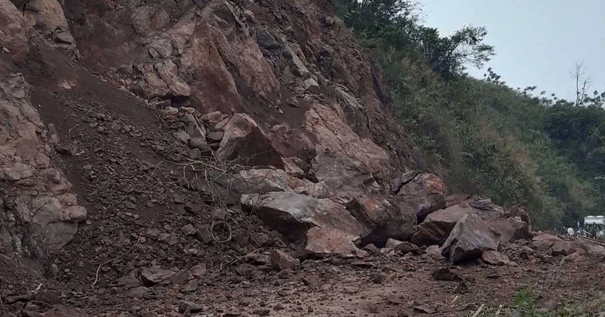 Sạt lở đường huyết mạch vào xã ở Sơn La, hơn 20.000 người dân bị cô lập