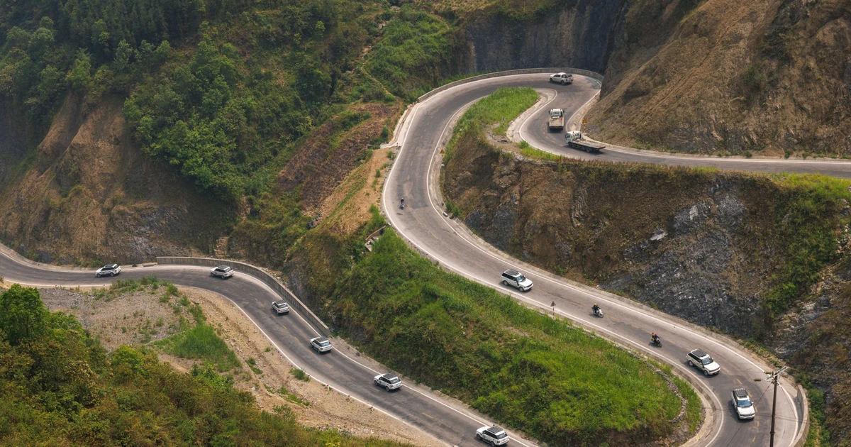 Cảnh sắc ấn tượng những khúc cua như dải lụa trên 'Con đường Hạnh phúc'