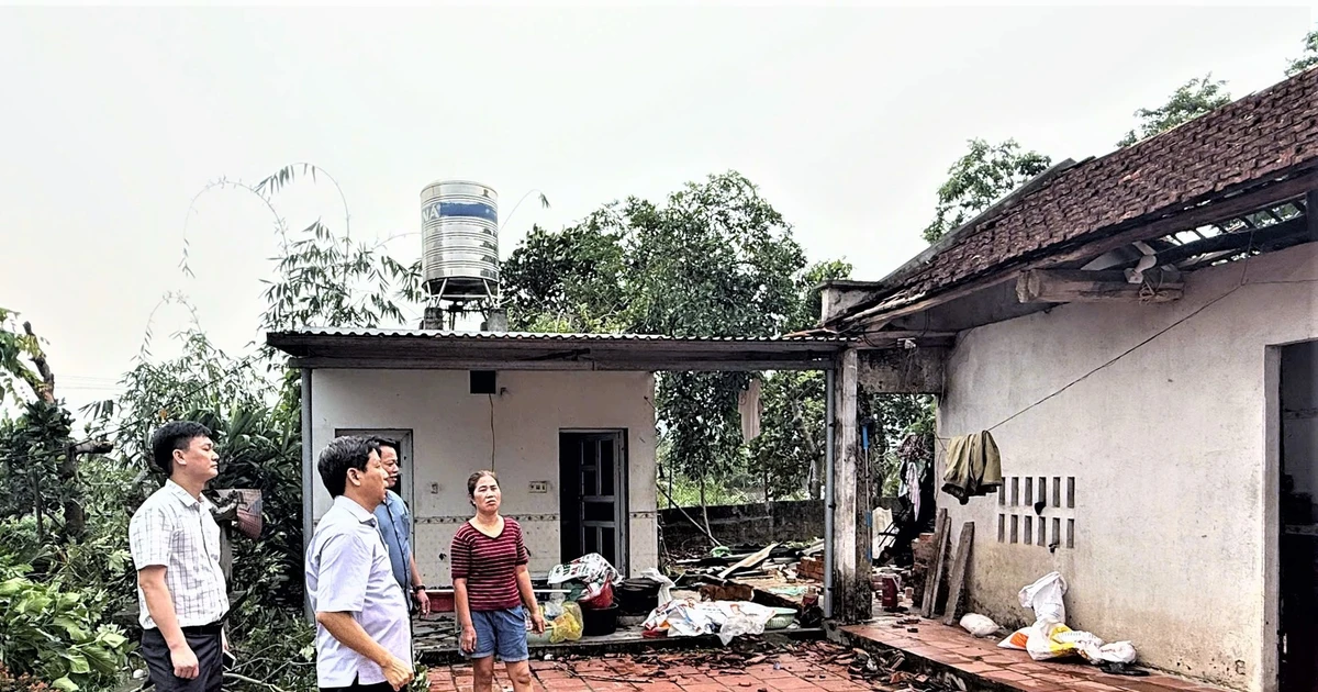 Giông lốc làm tốc mái nhiều nhà dân, sập giàn giáo, gãy đổ cột điện ở Phú Thọ