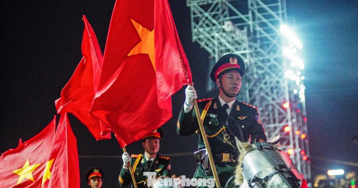 Màn diễu binh 1.000 cán bộ, chiến sĩ gây sốt