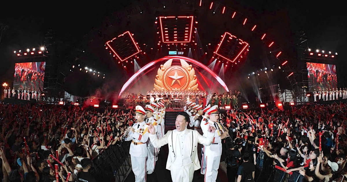 Khoảnh khắc hàng nghìn người hòa giọng cùng 200 nhạc công