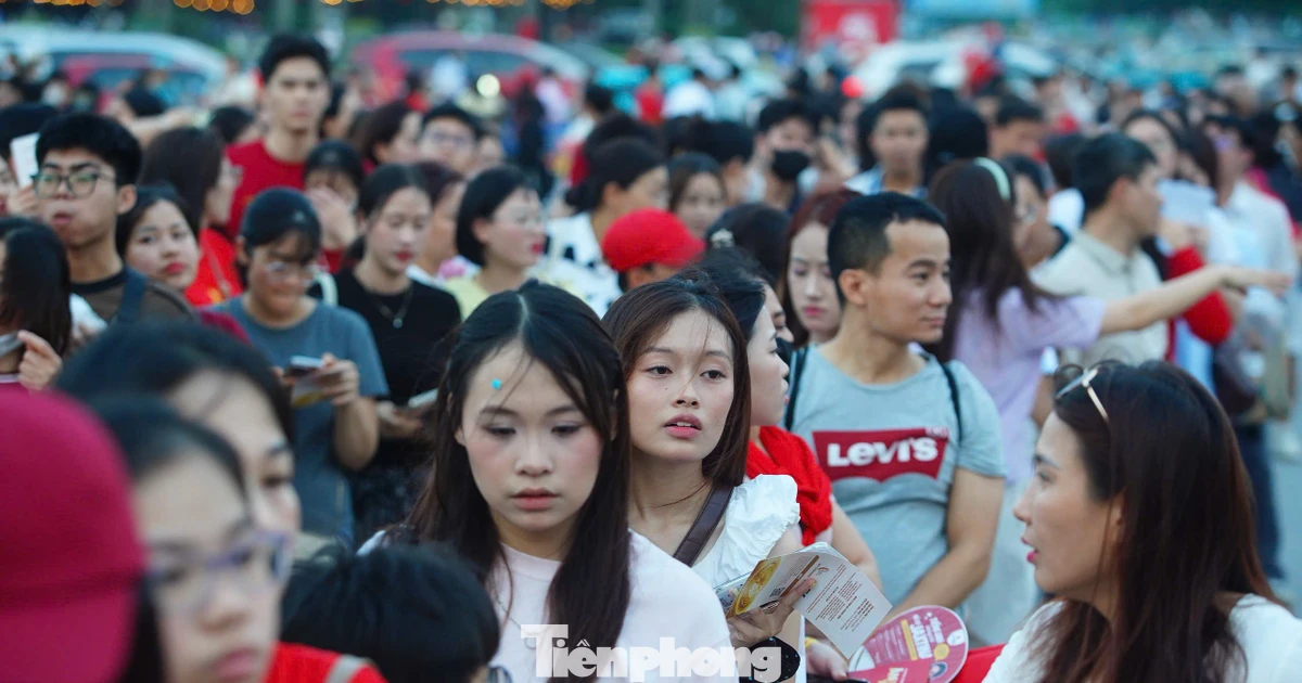 Cảnh tượng 40.000 người đổ về Mỹ Đình