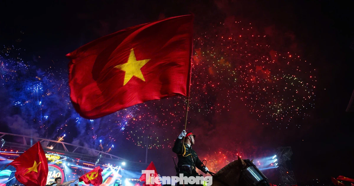 Biển người ở Mỹ Đình vỡ òa