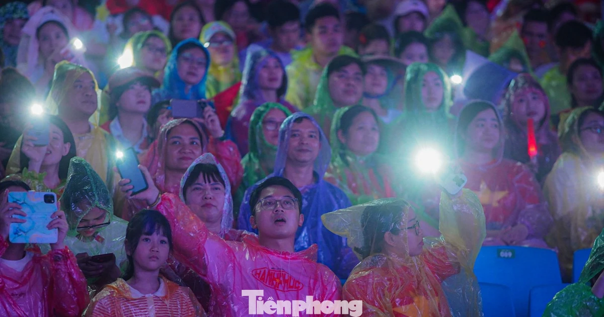 40.000 người đội mưa ở Mỹ Đình