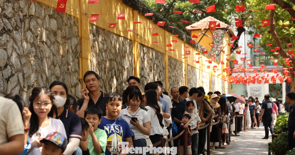 Xếp hàng dài tham quan Nhà tù Hỏa Lò