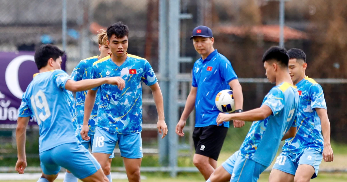 Ông Kim Sang-sik trổ tài tâng bóng, U22 Việt Nam không ngán Malaysia