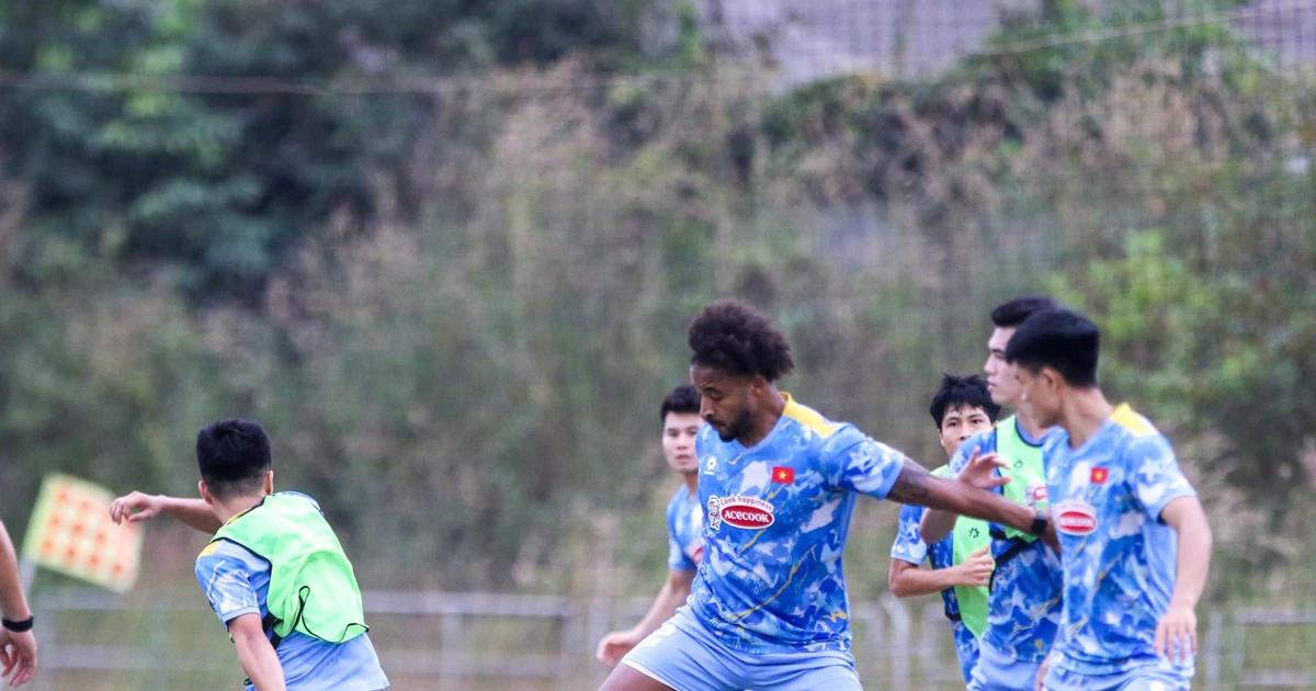 Nguyễn Xuân Son báo tin cực vui với HLV Kim Sang-sik trước trận gặp Lào