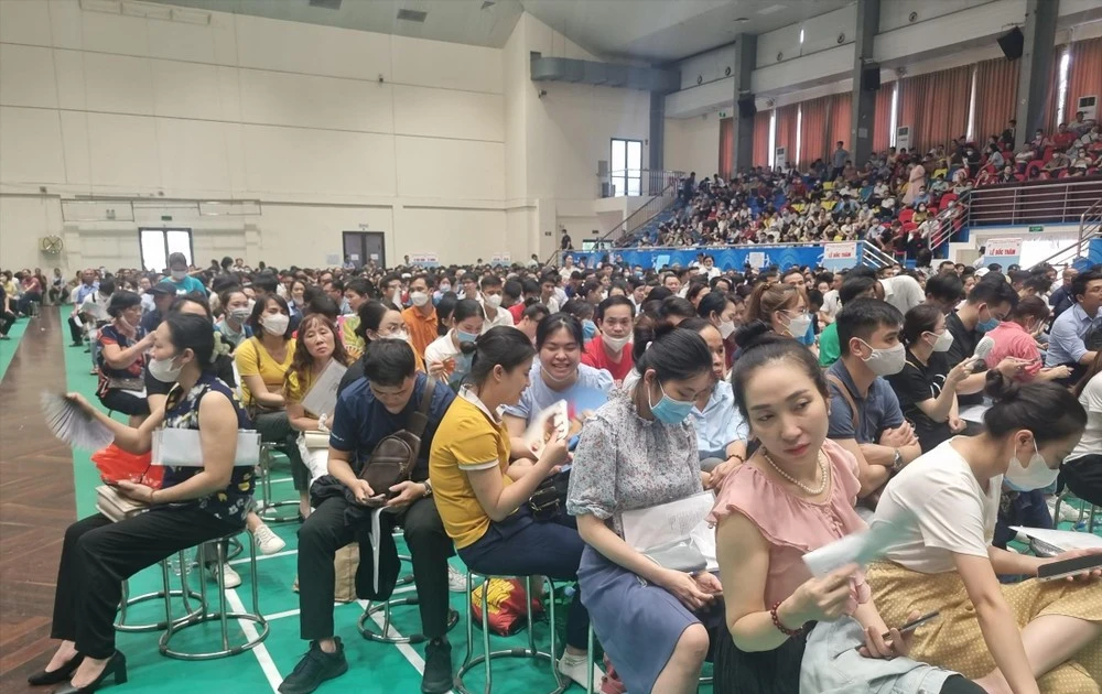 Hàng nghìn người chen chân nộp hồ sơ và 'bốc thăm may rủi' mua nhà xã hội