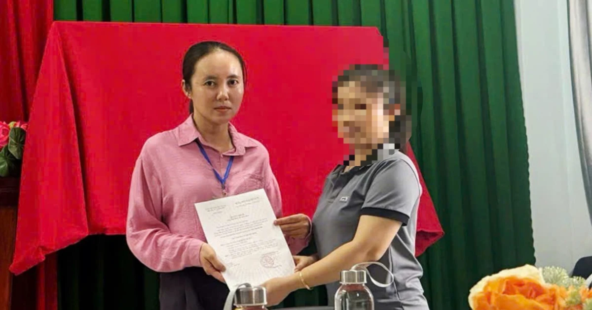Hy hữu: Cô giáo nhận quyết định đảng viên chính thức sau 5 năm ban hành