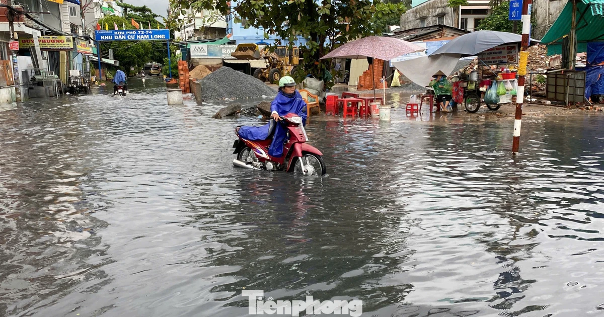 Mưa lớn, nhiều tuyến đường ở TPHCM ngập sâu, xe chết máy hàng loạt