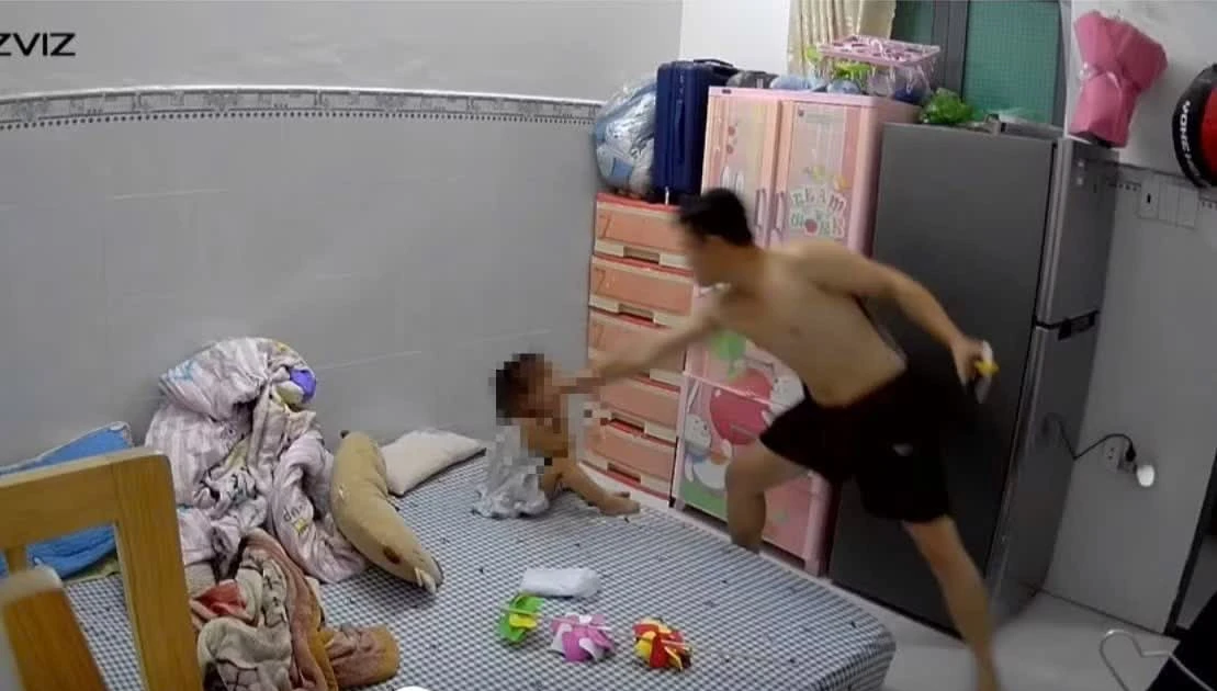 Người đàn ông ở TPHCM bị tạm giữ sau clip nghi bạo hành bé gái 3 tuổi