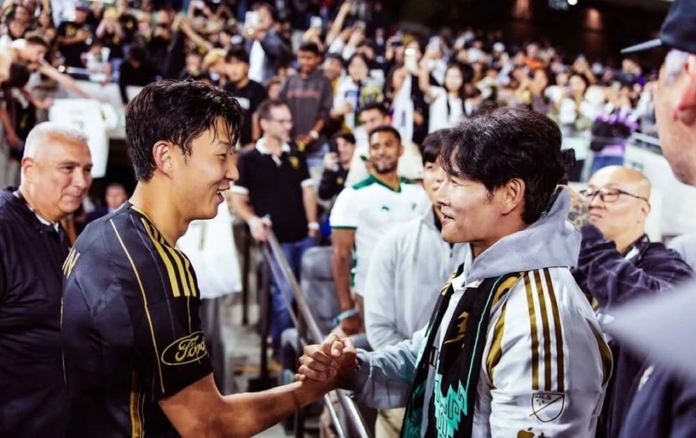 Kim Jong Kook gây chú ý tại Los Angeles khi ôm Son Heung Min