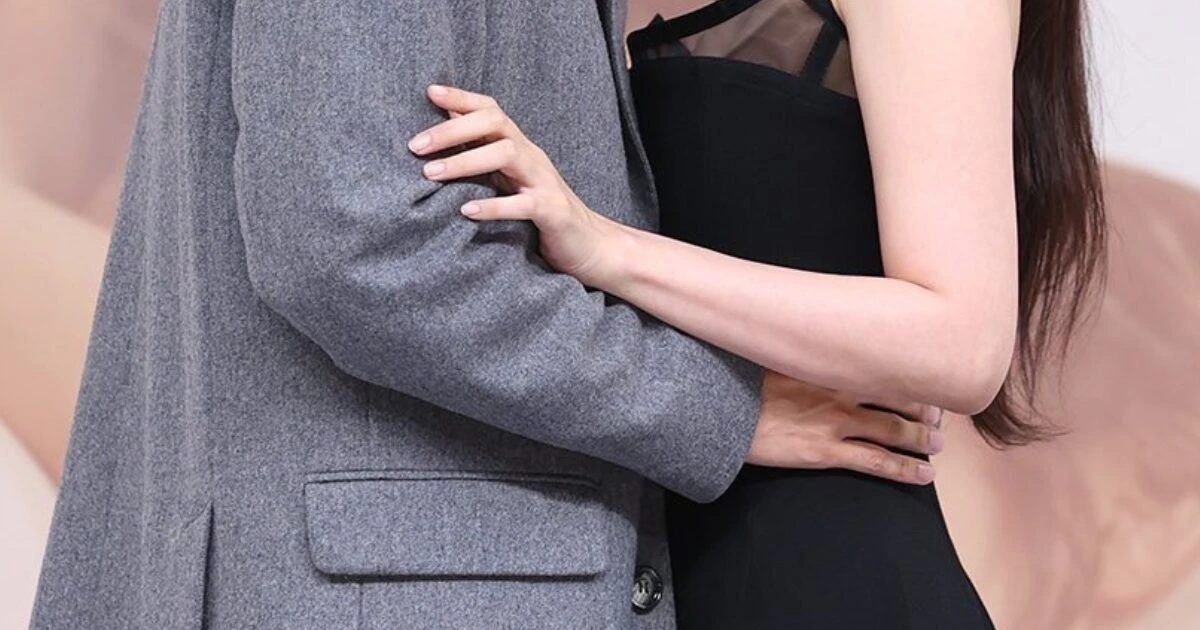 Cặp đôi diễn viên nổi tiếng 'Skinship' tại họp báo gây phản ứng lớn