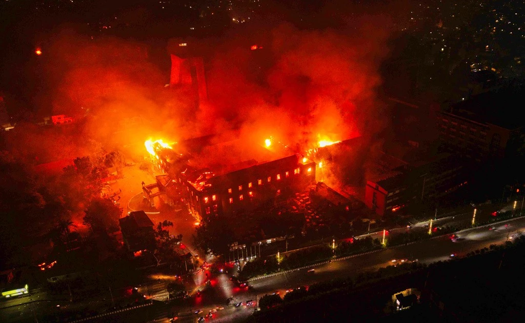 Vợ cựu thủ tướng Nepal chết trong biển lửa, hàng loạt lãnh đạo bị tấn công