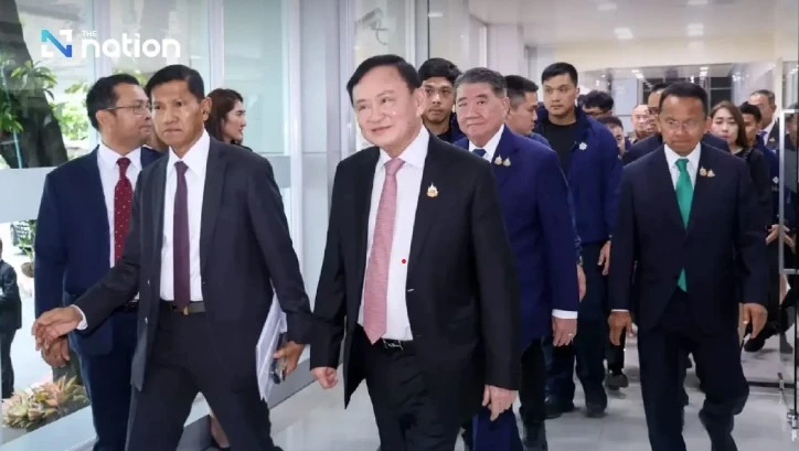 Máy bay riêng của cựu Thủ tướng Thaksin Shinawatra đáp xuống Bangkok