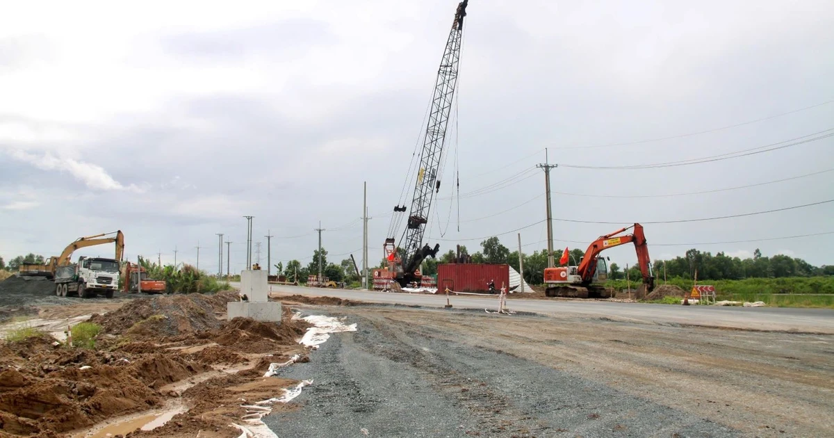 Phấn đấu giữa tháng 12 này bàn giao toàn bộ mặt bằng cao tốc Cà Mau - Đất Mũi