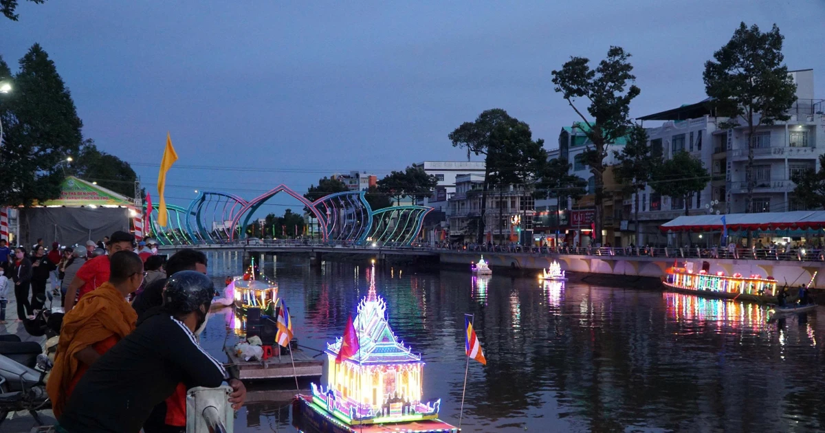 Rực sáng đêm sông khai hội Oóc Om Bóc - Đua ghe Ngo Cần Thơ