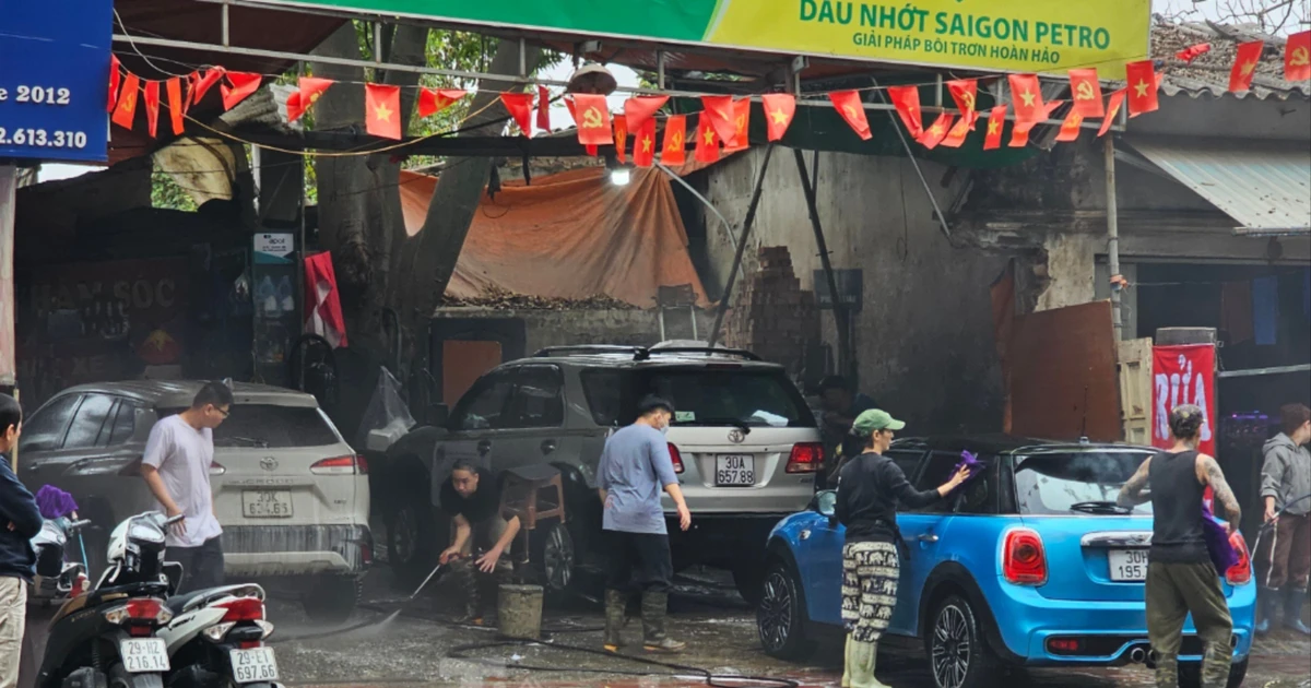 Dịch vụ rửa xe 'hốt bạc' dịp Tết