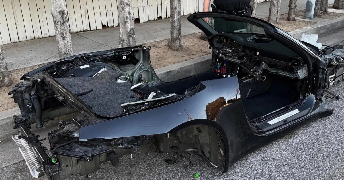 Xe sang Porsche 911 bị trộm lột 'trơ khung' trên phố