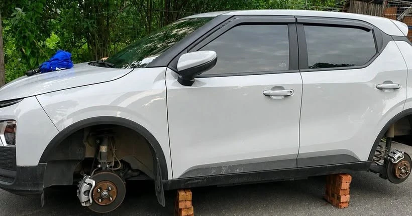 Ô tô đỗ qua đêm ở khu đô thị bị trộm mất 2 bánh