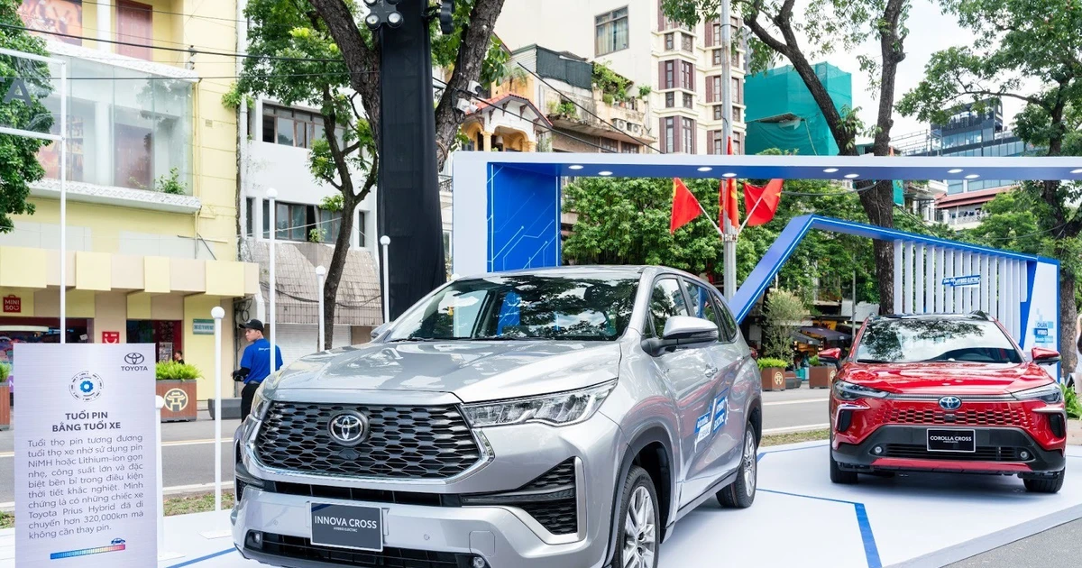 Lịch hẹn cuối tuần: Lái thử Toyota và nhận quà chất tại phố đi bộ Hồ Gươm