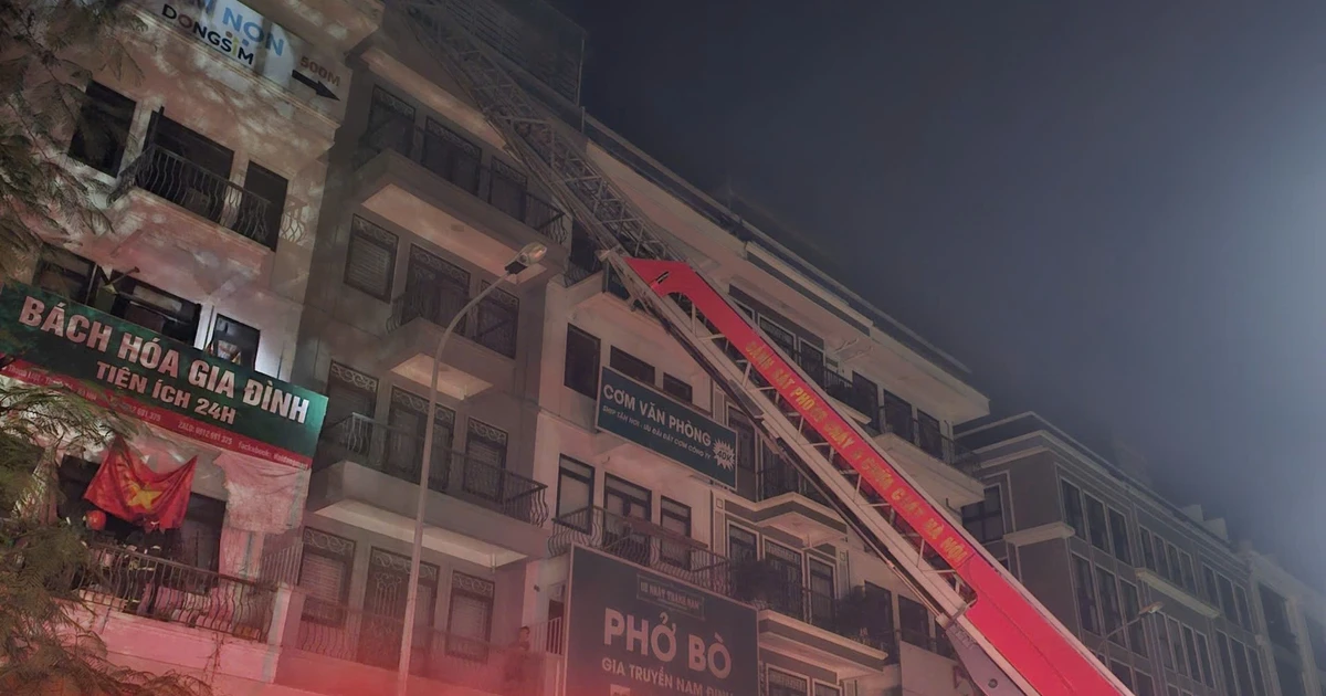 Hà Nội: Cảnh sát dùng xe thang giải cứu 5 người mắc kẹt trong vụ cháy nhà