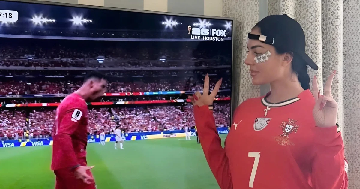 Bạn gái ăn mừng bàn thắng của Ronaldo