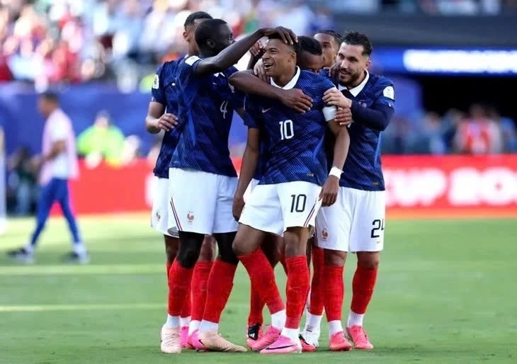 Vì sao cầu thủ World Cup đi tất rách và giày hồng thi đấu?
