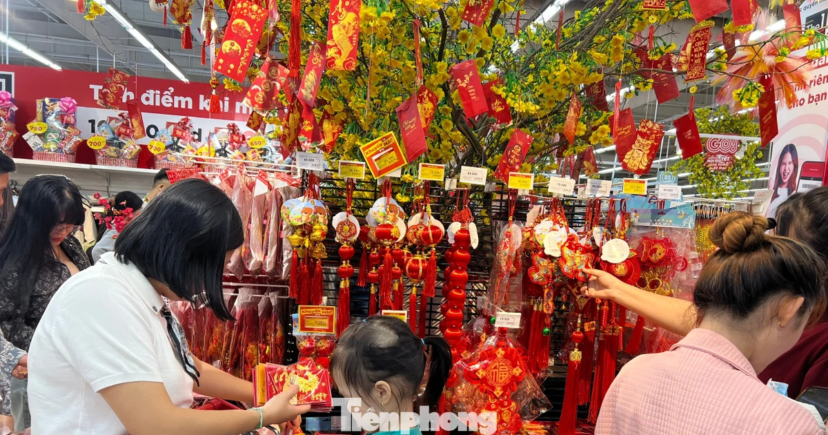 ‘Biển người’ xếp hàng dài chờ ăn uống, mua sắm dịp nghỉ Tết Dương lịch